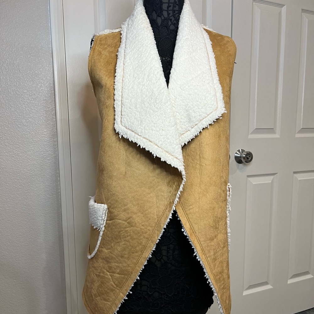 D&Co Naturals, faux suede and sherpa vest. Size XXS
